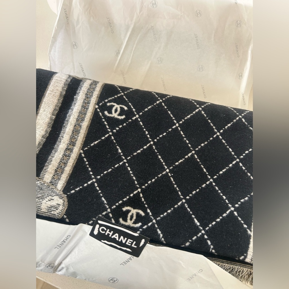 🛑SOLD🛑 CHANEL Black/White Eiffel Tower Print Scarf  | Black White - Picture 11 of 14
